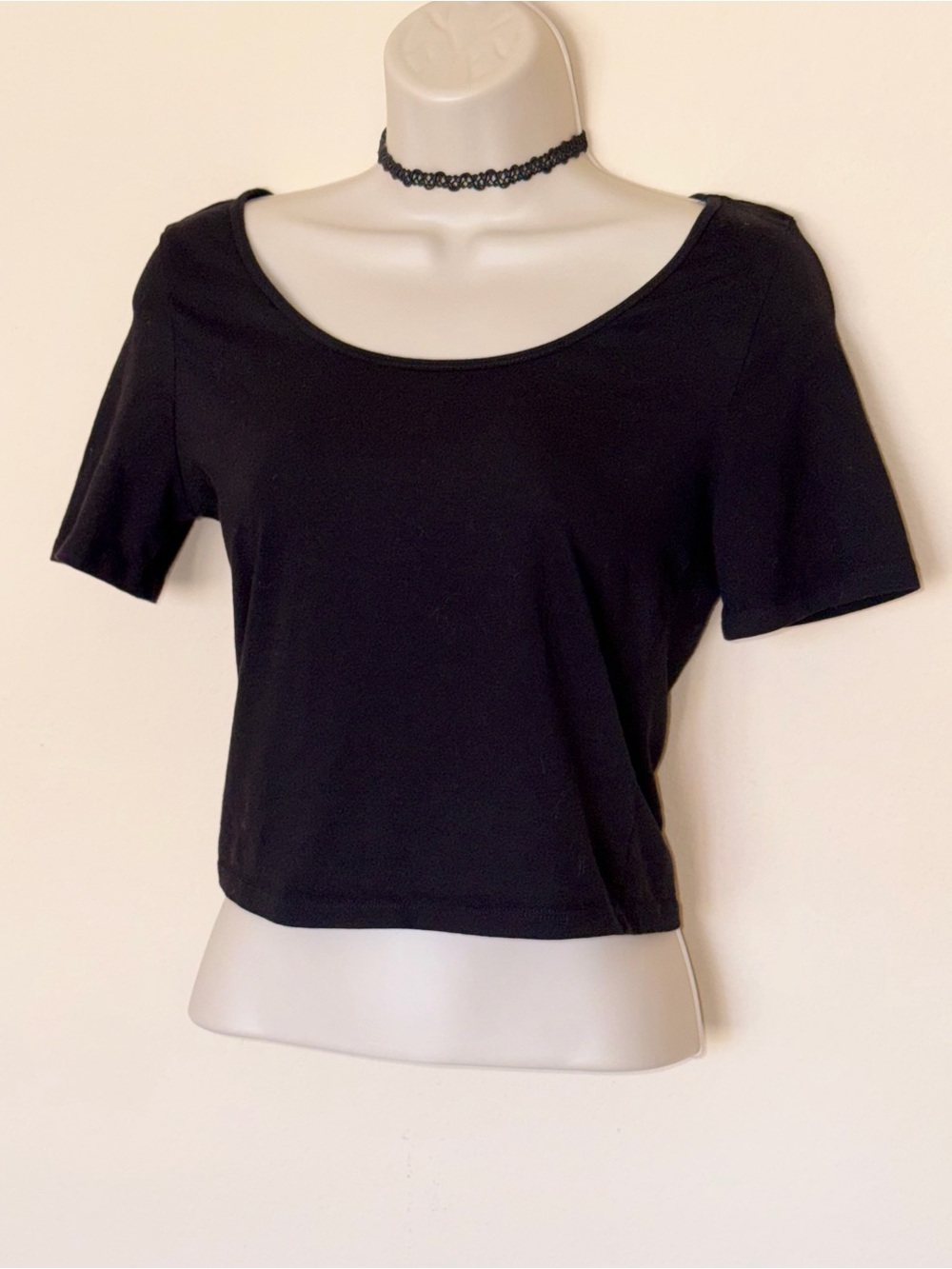 Black Women's Scoop Neck Cropped Top Size Medium